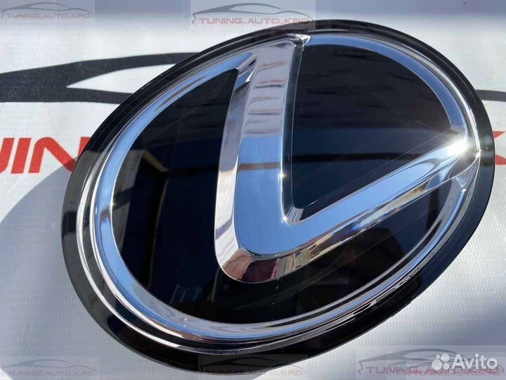 Эмблемма в решетку радиатора Lexus RX Y2890