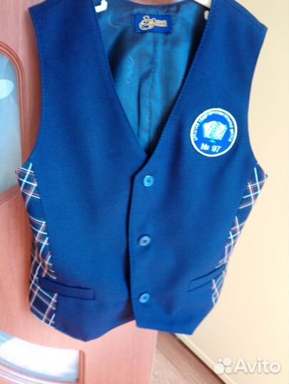 Жилет школьный с шевроном