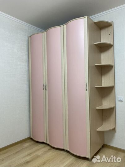 Мебель для комнаты. Стол, шкаф и подвесной шкафчик