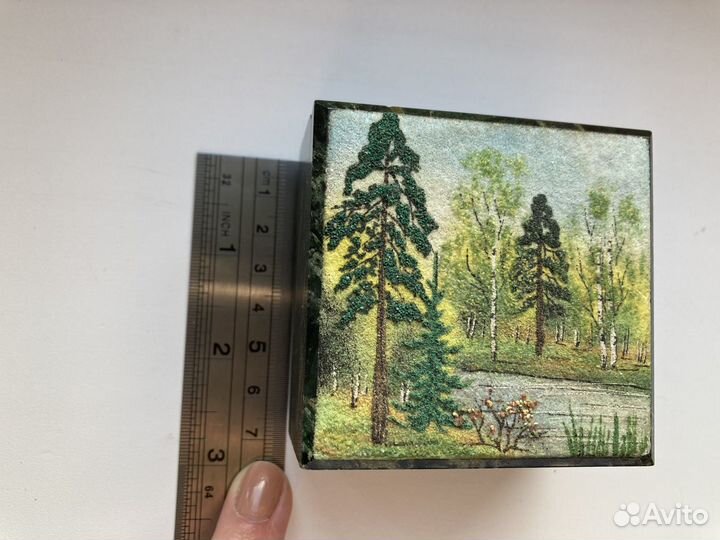 Шкатулка из змеевика с каменной крошкой на крышке