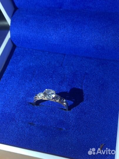 Кольцо с бриллиантом