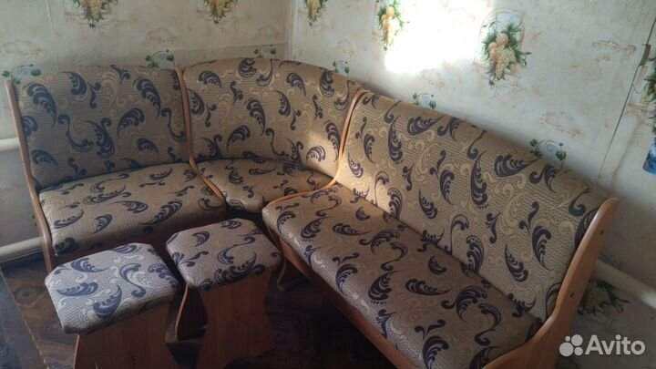 Кухонный угловой диван и табуретки