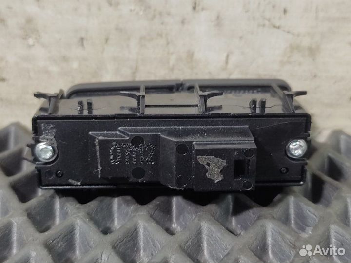 Кнопка центрального замка передняя правая