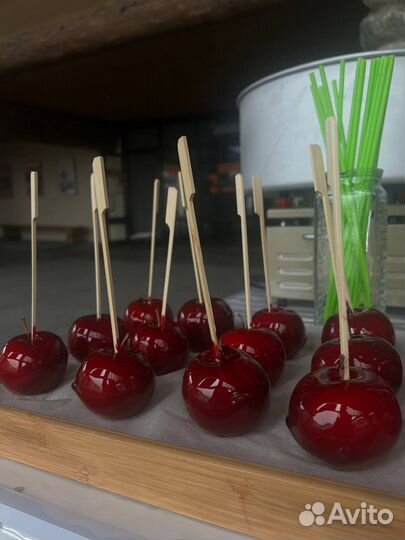 Сладкая вата и яблоки в карамели на праздник