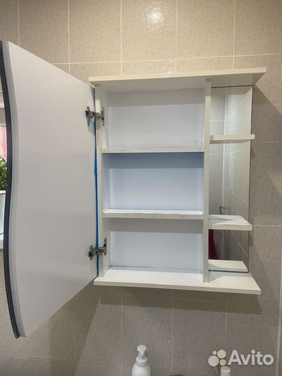 Тумба с раковиной и шкафчик с зеркалом