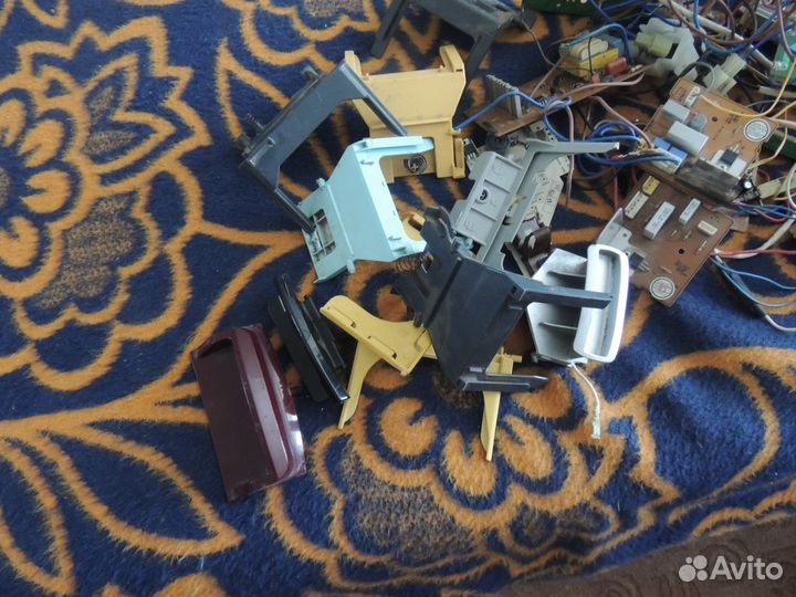 Любые запчасти к пылесосам разные