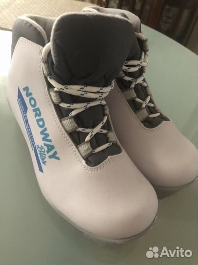 Лыжные ботинки и лыжи