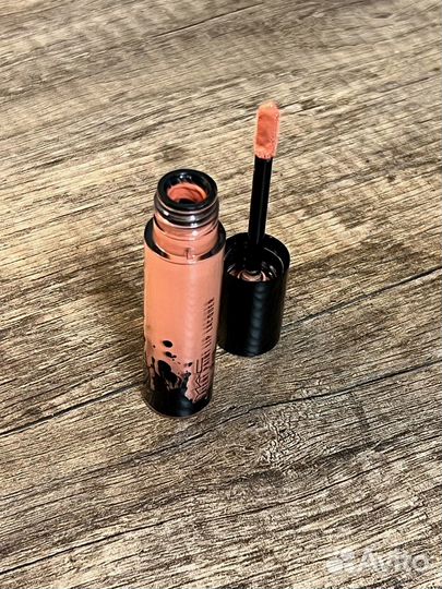 Блеск для губ MAC 585 Patent Pleasure