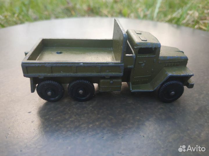 Металлическая машинка 