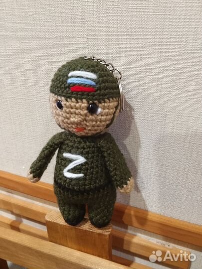 Игрушка брелок солдат