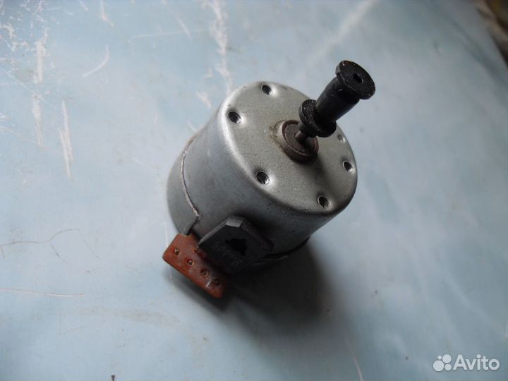 Электродвигатель для магнитофона