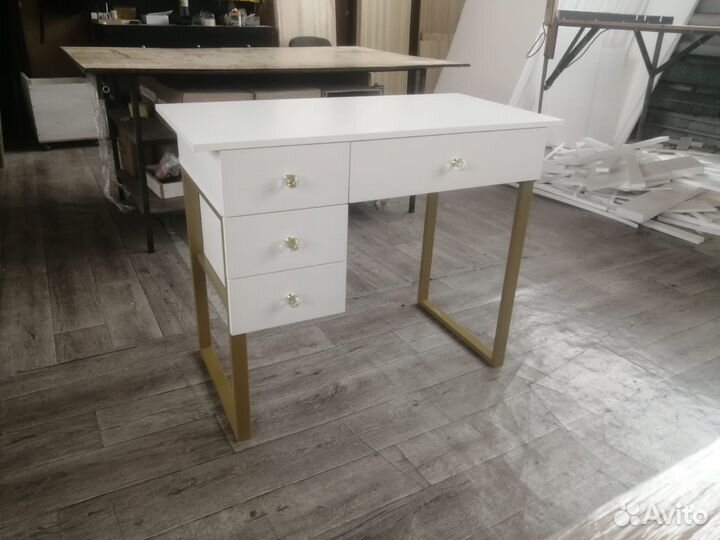 Маникюрный стол