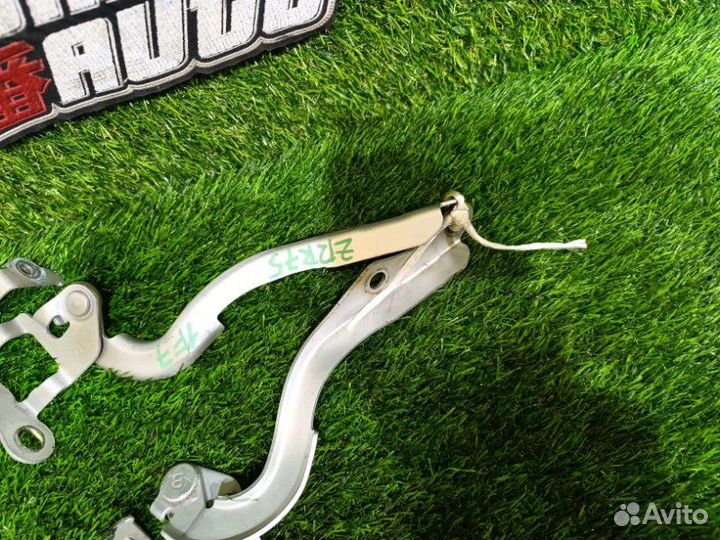 Петля капота Toyota Noah ZRR75