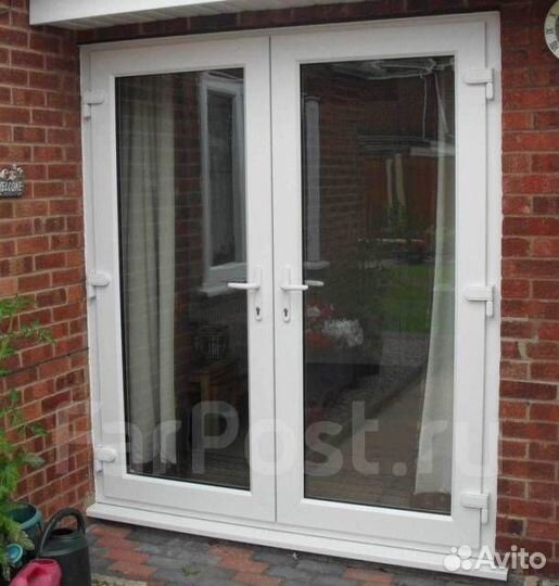 Входная пластиковая дверь со стеклом