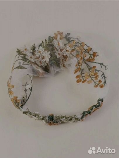 Повязка с цветочной вышивкой