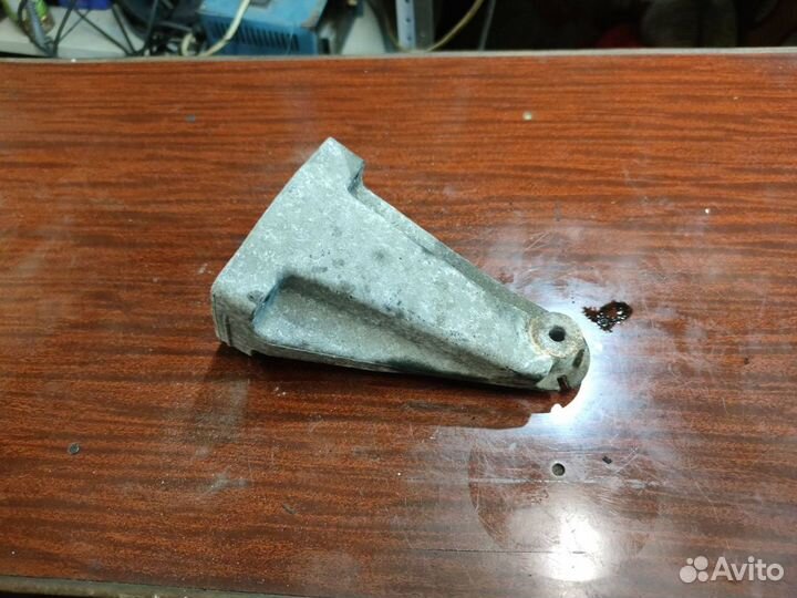 Кронштейн двигателя правый Mercedes-Benz C-Класс