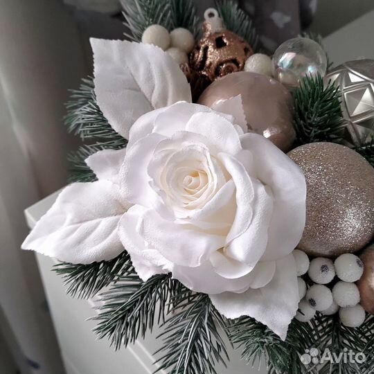 Новогодняя композиция на стол Зимняя роза