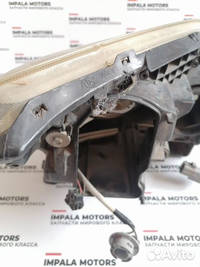 Фара левая Toyota Avensis