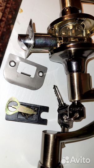 Дверная ручка с замком