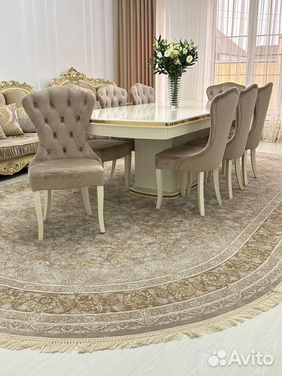 Стол и стулья