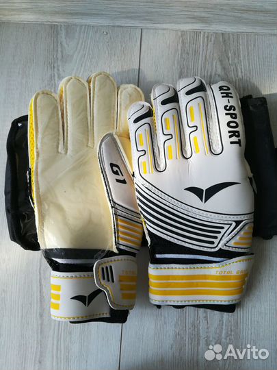 Вратарские перчатки, гетры, щитки, напульсники