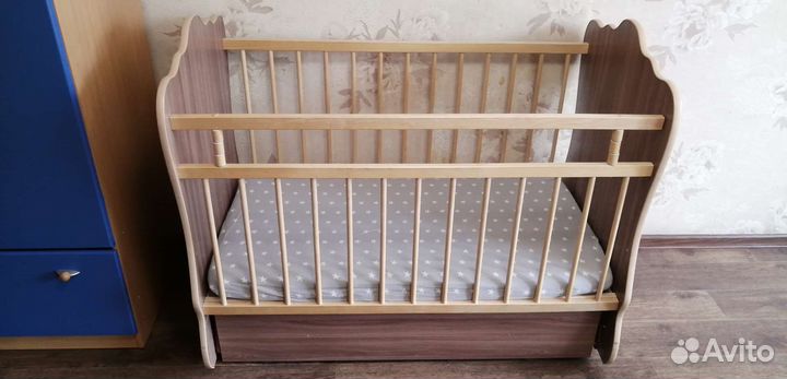 Детская кроватка с маятником