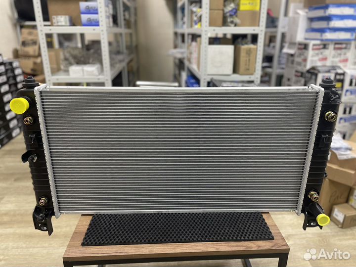 Радиатор охлаждения Chevrolet Tahoe 2007-2014