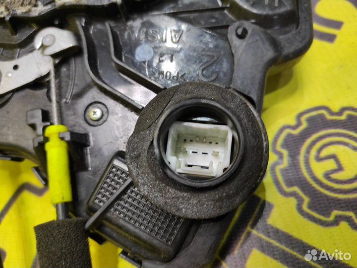 Замок двери передний левый Toyota Camry ACV40