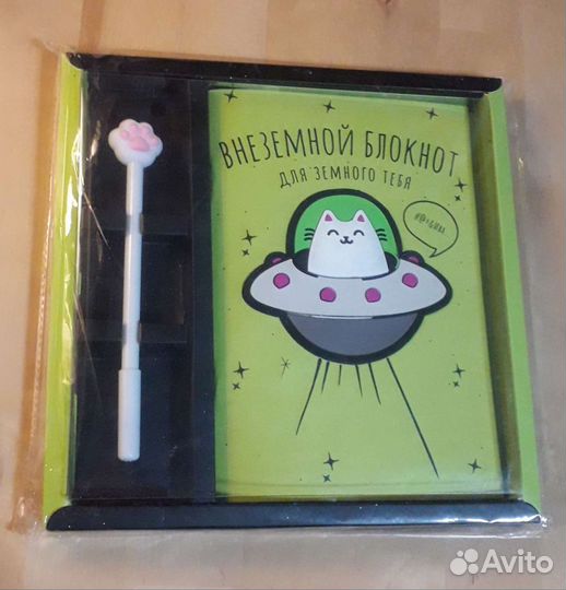 Блокнот с ручкой