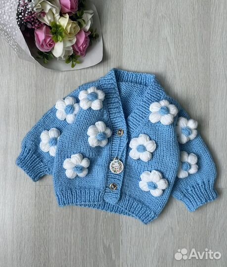 Вязаный кардиган с объемными цветами 80-86