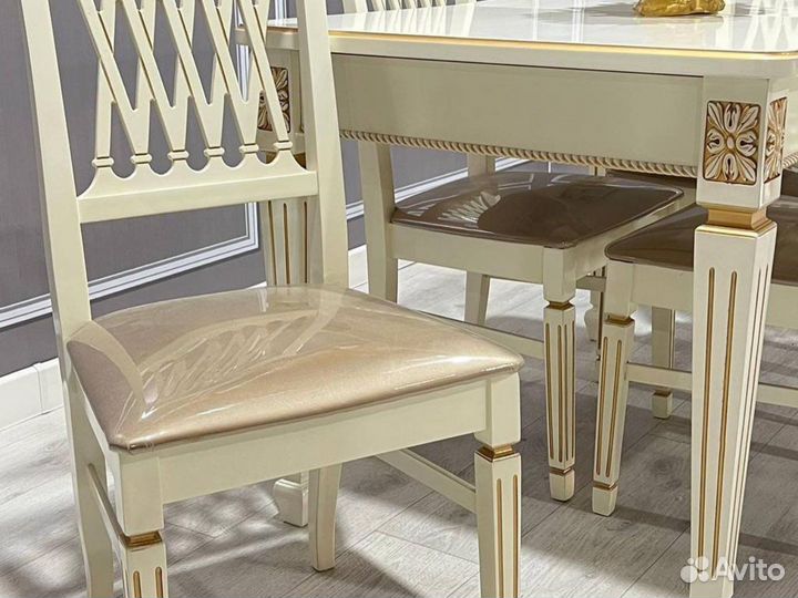 Стол и стулья 