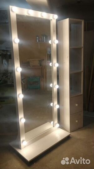 Гримерное зеркало с лампами из массива дерева