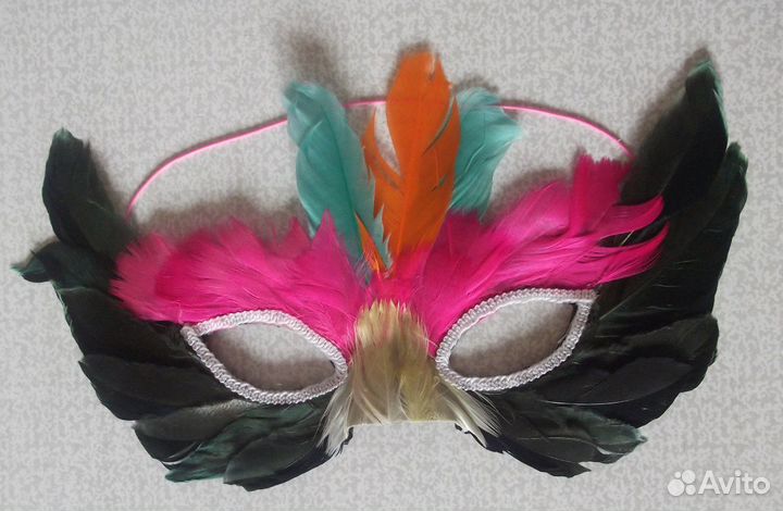 Маска с перьями на глаза