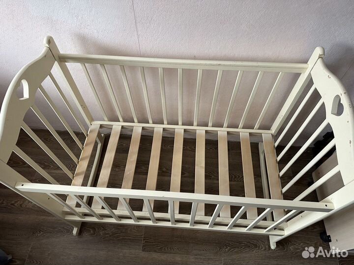 Детская кроватка с маятником