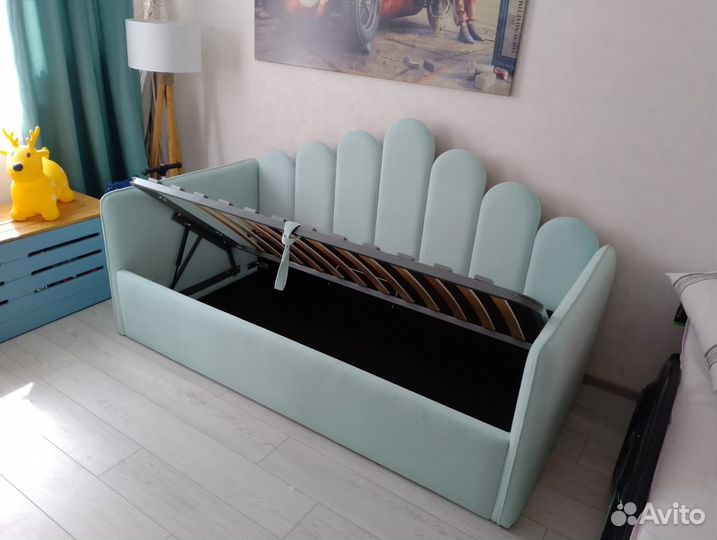 Детская кровать с бортиком