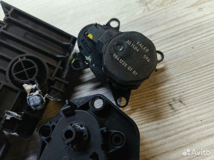 Сервопривод заслонок отопителя Saab 9-5