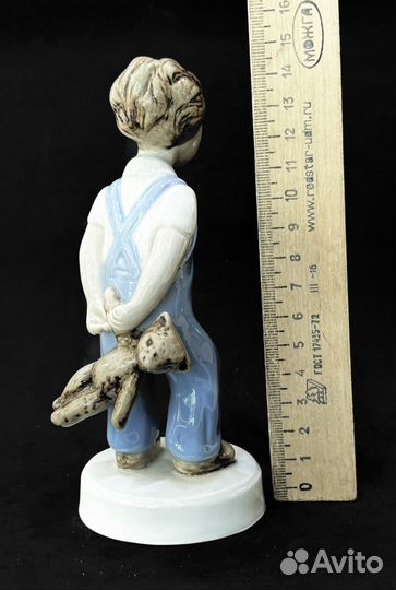 Статуэтка Девочка с мишкой Royal Dux