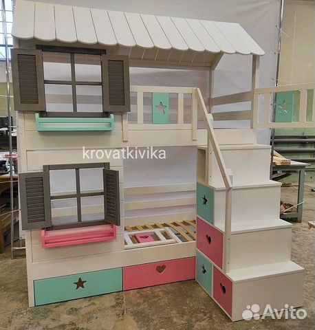 Детская кровать домик с лестницей комодом