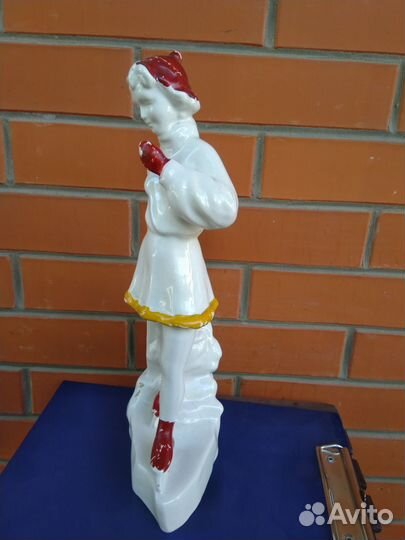 Фарфоровая статуэтка Фигуристка на катке