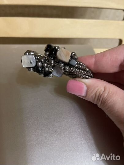 Гибкий браслет из бисера