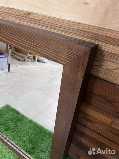 Зеркало в деревянной раме