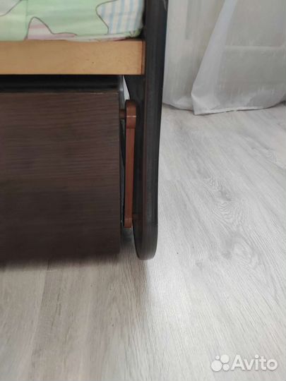 Детская кроватка с маятником