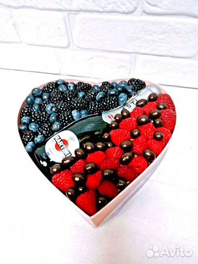 Букеты из ягод, конфет и сладостей