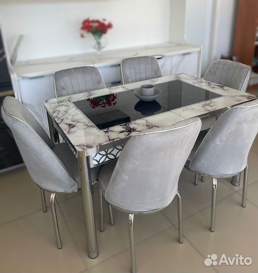 Кухонный стол и стулья новые