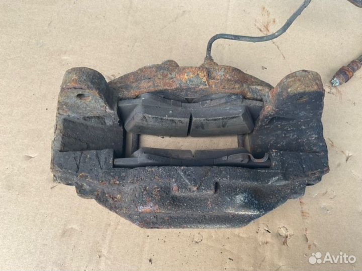 Суппорт передний левый Toyota Sequoia Sr5 XK60