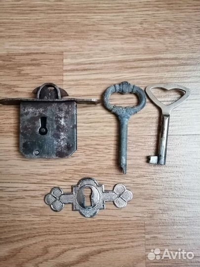 Старинный замок и накладной на замочную скважину