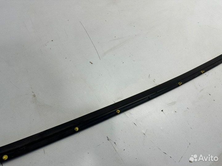 Уплотнительная резинка дверная нижняя передняя