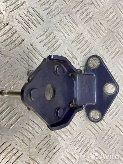 Б/У петля крышки багажника задний Toyota Rav4 (1)