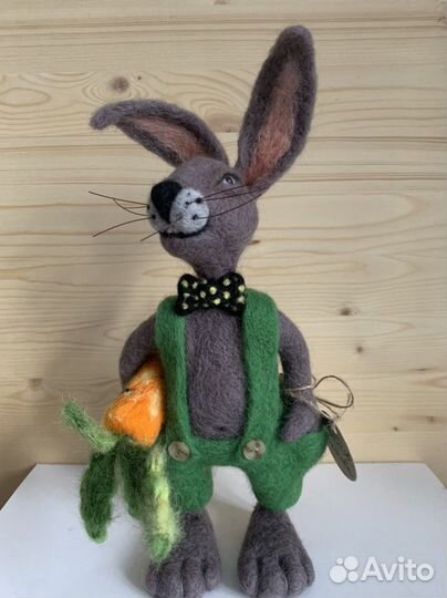 Заяц с морковкой