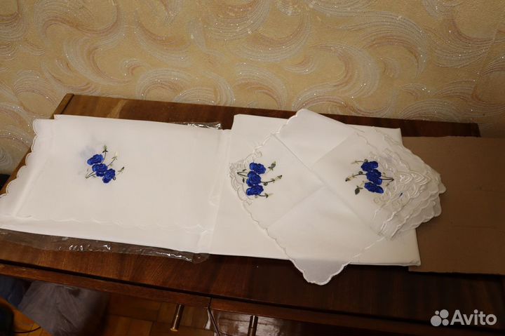 Белоснежная скатерть с салфетками